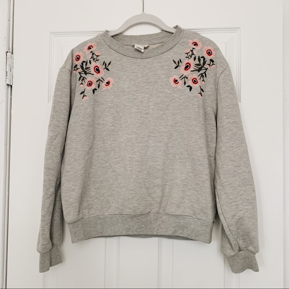Floral Embroidered Crewneck | M